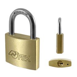 Candado Master Lock de 50 mm, ideal para portones, puertas y contenedores.
